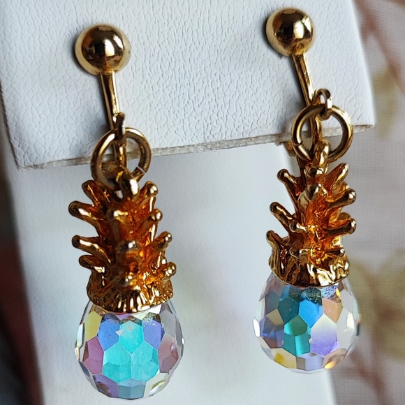 Vintage Jewelry - Pineapple Aurora Borealis Faceted Glass Crystal Gold Tone Vintage Clip Earrings